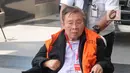 Dirut PT Wijaya Kusuma Emindao (WKE) Budi Suharto tiba di Gedung KPK, Jakarta, Senin (7/1). Budi datang menggunakan kursi roda dan rompi oranye. (Merdeka.com/Dwi Narwoko)