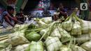 <p>Hari Raya Idul Fitri di Indonesia sangat identik sekali dengan kehadiran beberapa makanan tertentu, di antaranya adalah ketupat yang sering menjadi teman untuk makan opor ayam dan kuahnya. (Liputan6.com/Johan Tallo)</p>