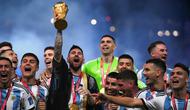 Terbaru, Lionel Messi berhasil menyabet gelar Piala Dunia 2022 bersama Argentina. Mereka mengalahkan Prancis lewat babak adu penalti 4-2 setelah bermain imbang 3-3 sepanjang 120 menit pada laga yang berlangsung di Stadion Lusail, Qatar, Minggu (18/12/2022). La Pulga mencetak dua gol pada laga ini. Selain gelar juara dunia, Messi juga membawa pulang penghargaan pemain terbaik setelah membubuhkan 7 gol dari 7 pertandingan. (AFP/Franck Fife)