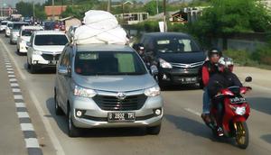 Kepadatan lalulintas mudik di Karawang, Jawa barat di H-2 (Abramena/Liputan6.com)