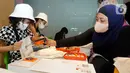 Anak-anak belajar mewarnai di sela-sela pembukaan Studio Ganara Art di PIK Avenue, Jakarta (14/06/2022). Studio baru di PIK Avenue menghadirkan Art Space dan Art Studio yang bisa memfasilitasi kelas seni dengan konsep Nusantara dalam bentuk perkenalan taman satwa, flora fauna. (Liputan6.com/Fery Pradolo)