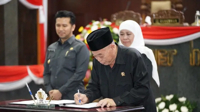 Khofifah  dan Emil  Dardak saat menandatangani berita acara pemberhentian sebagai gubernur dan wakil gubernur (wagub) Jawa Timur. (Istimewa).