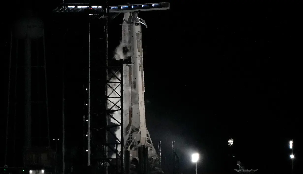 Roket SpaceX Falcon 9 dengan kapsul awak Endeavour berada di landasan 39A setelah upaya peluncurannya gagal di Kennedy Space Center di Cape Canaveral, Florida, pada Senin dini hari, 27 Februari 2023. (AP Photo/John Raoux)