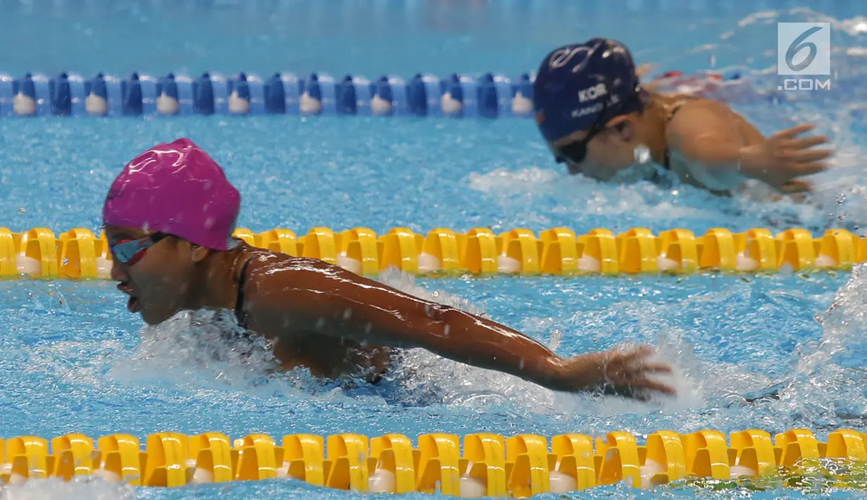 Aksi atlet Indonesia, Syuci Indriani (kiri) saat final 100 meter gaya kupu-kupu putri S14 di Aquatic Center, Jakarta, Rabu (10/10). Syuci berhasil meraih mendali perak dengan catatan waktu 1 menit 11,08 detik. (Merdeka.com/Imam Buhori)