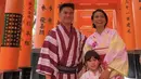 <p>Berkunjung ke Jepang tak lengkap jika tidak mencoba baju kimono, seperti keluarga Acha yang kompak mengenakan kimono. (@septriasaacha)</p>