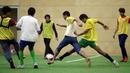 Para imigran bermain sepak bola di bawah bimbingan pelatih profesional dari klub FK Austria Wien di Wina, Austria. (Reuters/Heinz-Peter Bader)