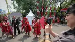 Tamu negara asing berfoto bersama para penari Cakalele usai pelaksanaan upacara peringatan Proklamasi 17 Agustus di Halaman Istana Merdeka, Jakarta, Senin (17/8/2015). (Liputan6.com/Faizal Fanani)