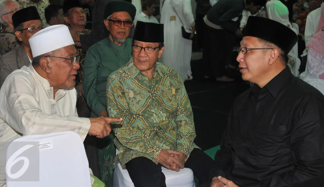 Sejumlah tokoh menghadiri haul ke enam Gus Dur di Ciganjur, Jakarta, Sabtu (26/12/2015). Dalam acara ini masyarakat diajak untuk merawat tradisi serta merajut hati seperti pencerminan dari perjuangan Gus Dur. (Liputan6.com/Gempur M Surya)