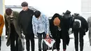 Tak hanya itu, saat personel Wanna One berada di Bandara Incheon sebelum terbang ke Chili untuk konser Music Bank, mereka terlihat membungkukkan badan kepada publik. (Foto: dispatch.co.kr)