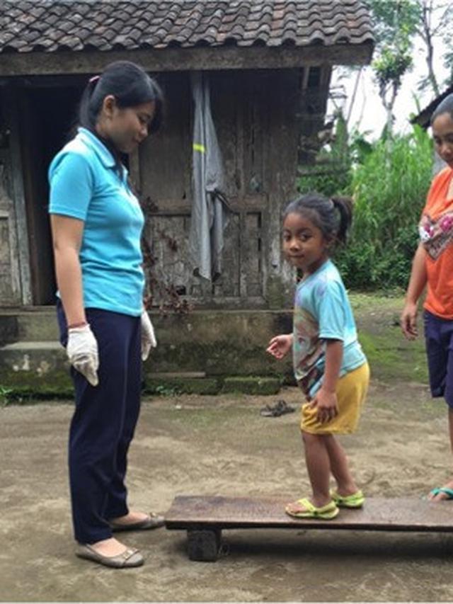 YPK Bali konsisten memberi terapi ke anak-anak difabel (Foto: Mina Megawati)