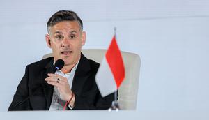 Pelatih Timnas Indonesia, John Herdman, memberi keterangan saat acara perkenalan pelatih baru Timnas Indonesia di Hotel Mulia Senayan, Jakarta, Selasa pagi (13/1/2026). (Bola.com/Bagaskara Lazuardi)