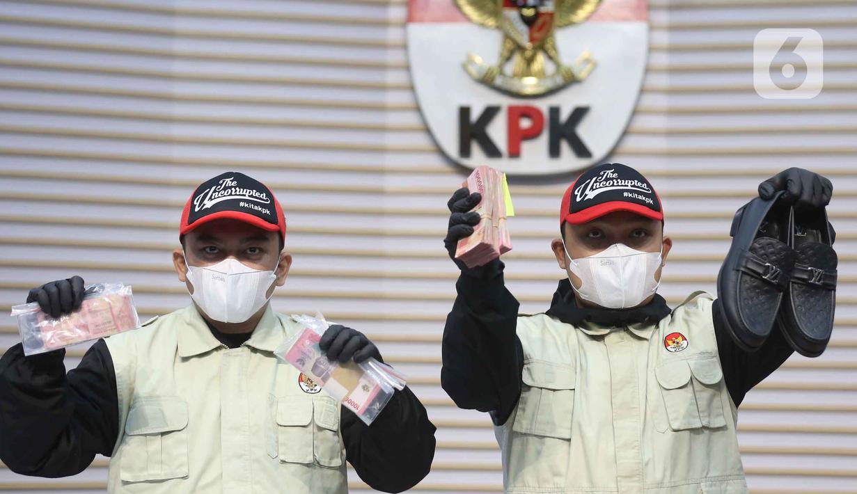 KPK selanjutnya menetapkan dua orang tersangka, yaitu Gatut Sunu Wibowo selaku Bupati Tulungagung periode 2025–2030 dan Dwi Yoga Ambal selaku ADC atau ajudan bupati. Tampak dalam foto, petugas menunjukkan barang bukti terkait Operasi Tangkap Tangan (OTT) Bupati Tulungagung, Gatut Sunu Wibowo, diperlihatkan petugas di Gedung Merah Putih Komisi Pemberantasan Korupsi (KPK), Jakarta, Sabtu (11/4/2026). (Liputan6.com/Helmi Fithriansyah)