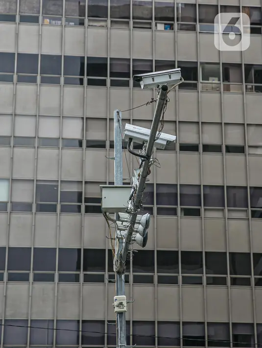 Kamera Closed Circuit Television (CCTV) terpasang di Jalan MH Thamrin, Jakarta, Sabtu (23/1/2021). Saat ini Jakarta sudah memiliki 53 kamera ETLE yang tersebar di beberapa wilayah ibu kota. (Liputan6.com/Faizal Fanani)
