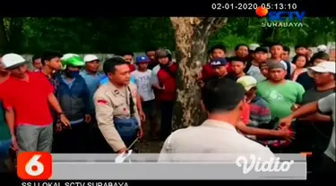 Gagal membawa kabur barang jarahannya, dua orang pelaku pencurian sepeda motor, babak belur dihajar massa. Motor pelaku juga menjadi sasaran amuk warga yang geram.