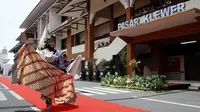 Para pedagang batik di Pasar Klewer Solo ikut memeriahkan Hari Batik dengan melakukan peragaan busana di catwalk dadakan di jalan depan pasar,Senin (2/10).(Liputan6.com/Fajar Abrori)