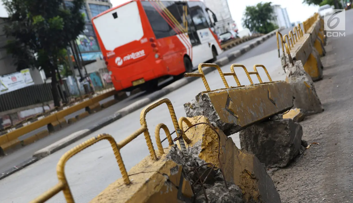 Kondisi pembatas jalur bus transjakarta yang rusak di Jalan Warung Jati Barat, Jakarta, Minggu (10/2). Kurangnya perawatan menyebabkan sejumlah pembatas di kawasan tersebut rusak sehingga butuh penanganan. (Liputan6.com/Immanuel Antonius)