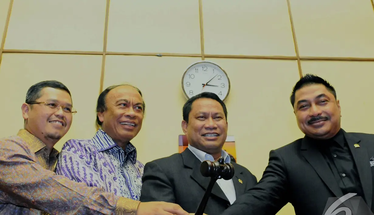 Ferry Djemi Francis (kedua kanan) terpilih menjadi Ketua Komisi V, Jakarta, Kamis (30/10/2014). (Liputan6.com/Andrian M Tunay)
