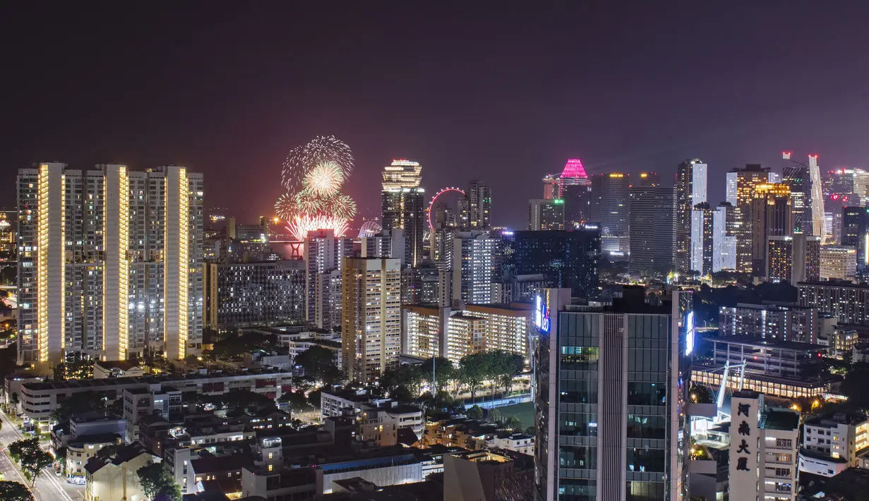 Atraksi kembang api memeriahkan perayaan Hari Kemerdekaan di Singapura, Minggu (9/8/2020). Singapura pada 9 Agustus 2020 memperingati 55 tahun kemerdekaannya. (Xinhua/Then Chih Wey)