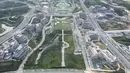 Untuk diketahui, proyek pembangunan IKN tidak menjadi bagian dalam program prioritas di RAPBN tahun 2026. Tampak foto udara yang diambil pada 15 Agustus 2025 ini menunjukkan Istana Kepresidenan dan gedung-gedung kementerian pemerintah yang sedang dalam tahap pembangunan di Ibu Kota Nusantara (IKN), ibu kota baru Indonesia yang direncanakan, di Kalimantan Timur. (Foto oleh AFP)