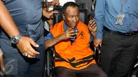Tersangka dugaan korupsi proyek e-KTP, Sugiharto dibawa keluar Gedung KPK, Jakarta, dengan menggunakan kursi roda menuju mobil tahanan, Rabu (19/10). Sugiharto baru ditahan setelah berstatus tersangka selama 2,5 tahun. (Liputan6.com/Helmi Afandi)