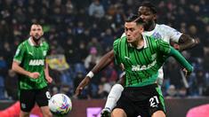 Pemain Sassuolo, Jay Idzes (depan) berebut bola dengan pemain Inter Milan, Marcus Thuram dalam laga lanjutan Liga Italia 2025/2026 di Mapei Stadium, Minggu (08/02/2026) waktu setempat. (AFP/Piero Cruciatti)