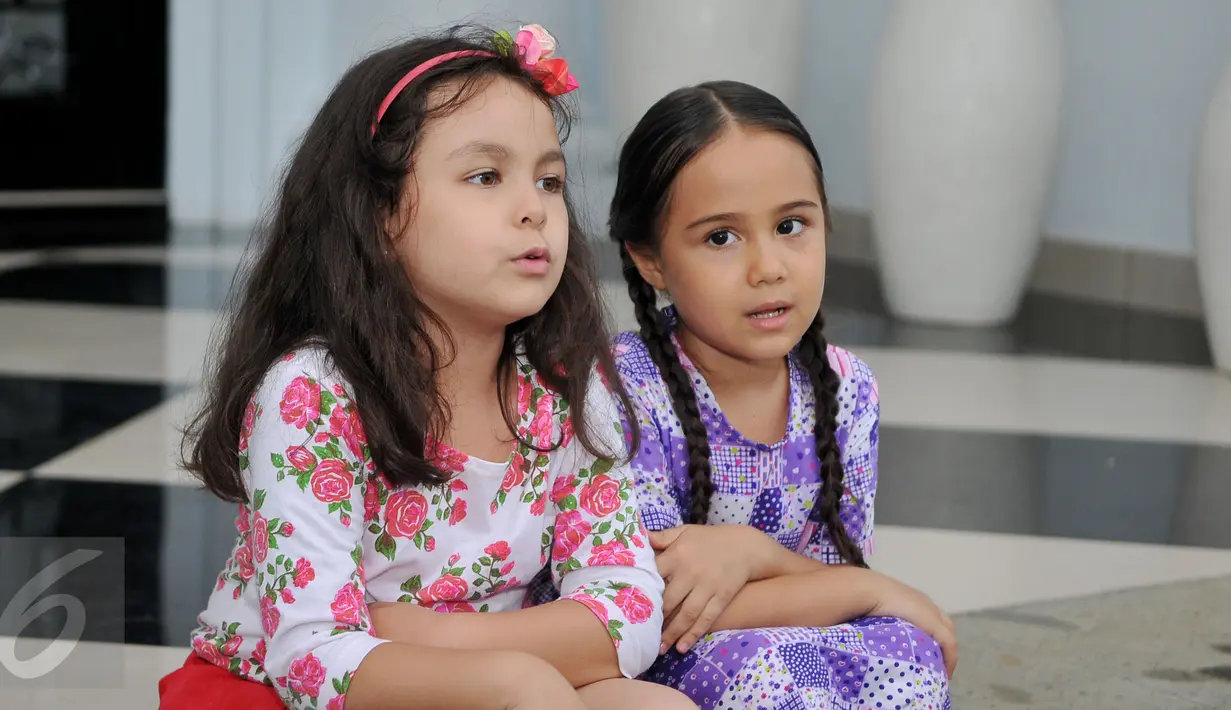 Keakraban Elif dan Tasya saat sela-sela syuting Elif Indonesia, Sentul, Bogor, (6/2). Sinetron andalan SCTV yang telah tayang sejak 1 Februari 2016 itu membuat penggemar jatuh hati dengan kelucuan tingkah pemeran ciliknya. (Liputan6.com/Gempur M Surya)