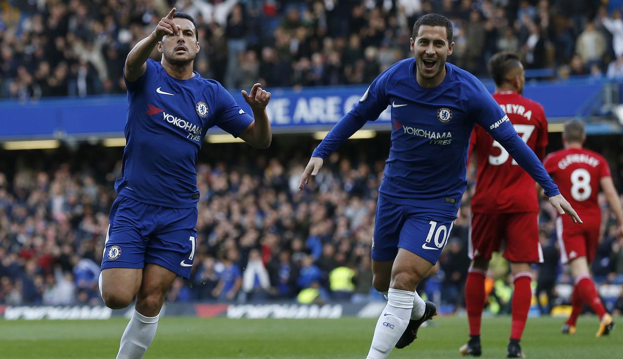 Gelandang Chelsea, Pedro, merayakan gol yang dicetaknya ke gawang Watford pada laga Premier League di Stadion Stamford Bridge, London, Sabtu (21/10/2017). Chelsea menang 4-2 atas Watford. (AFP/Ian Kington)
