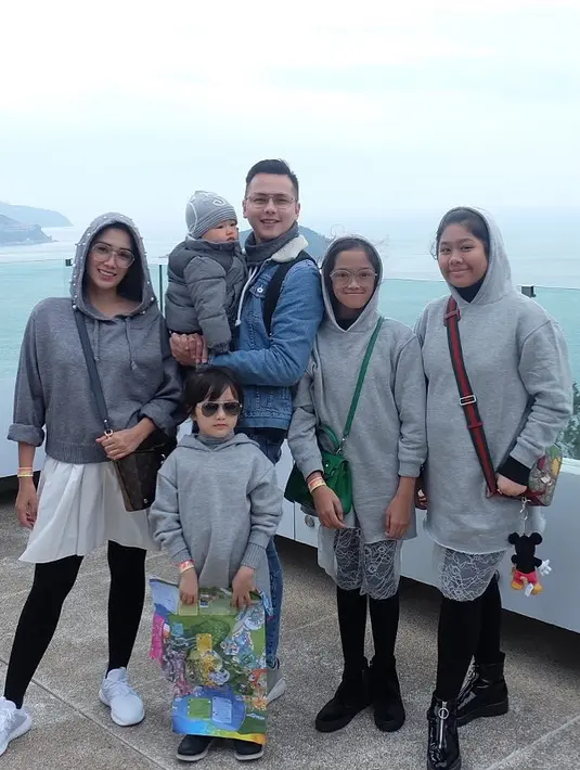 Ussy Sulistyawati, Andhika Pratama dan keempat anaknya saat berpose di Ocean Park Hong Kong. "loveeeeely moment" tulis Ussy Sulistyawati sebagai keterangan foto bersama keluarganya. (Instagram/ussypratama)
