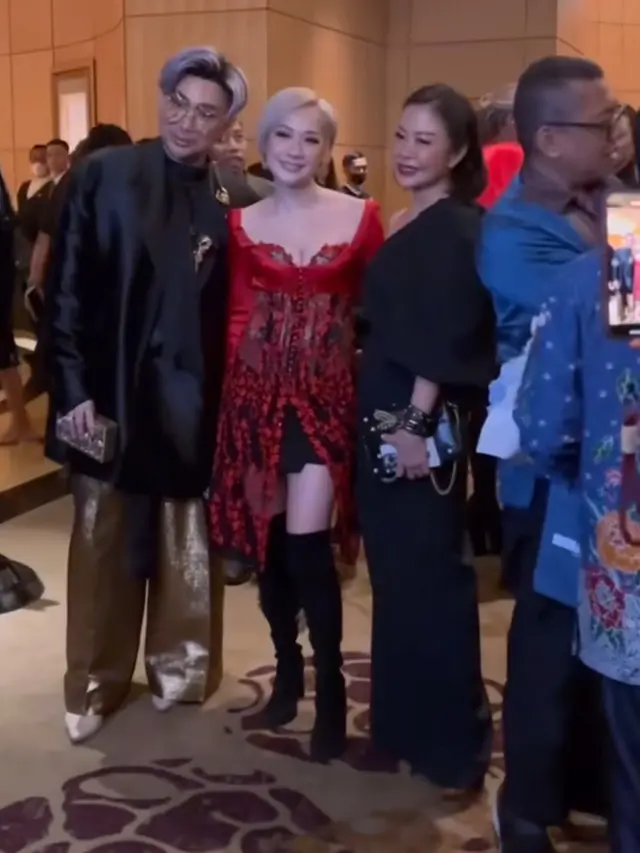 Bunga Citra Lestari tampil modern mengenakan kebaya. [@itsmebcl]