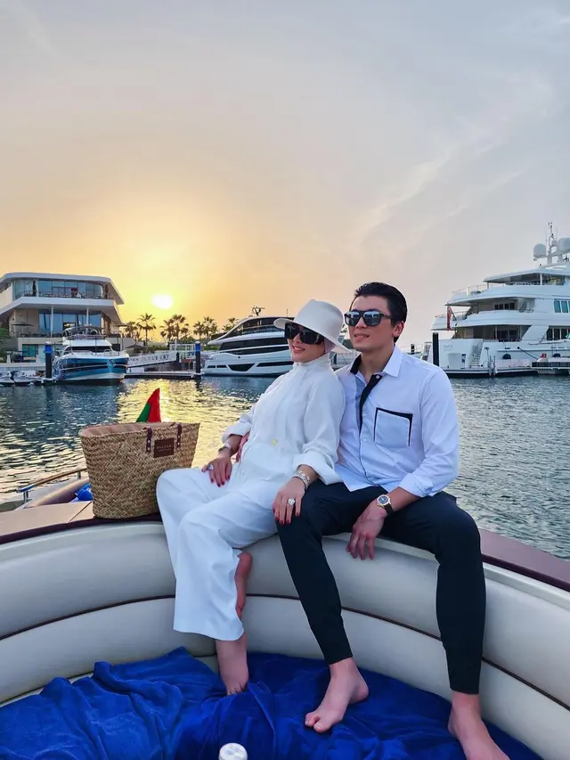 10 Gaya Bucin Romantis Syahrini dan Reino Barack Liburan Ala Sultan di Dubai