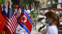 Replika bendera AS dan Korea Utara dijual di sebuah toko di Hanoi, Vietnam, jelang pertemuan kedua antara Donald Trump dan Kim Jong-un (AP/Hau Dinh)
