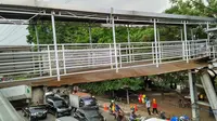 JPO Jembatan Gantung, Jalan Daan Mogot roboh (Liputan6.com/ Ika Defianti) 