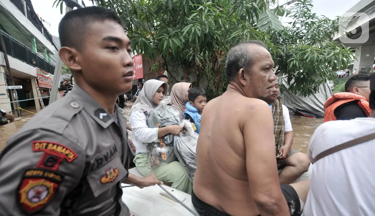 Petugas gabungan mengevakuasi warga saat banjir merendam permukiman Cipinang Melayu, Jakarta, Rabu (1/1/2020). Hujan yang terus mengguyur Jakarta sejak Selasa sore (31/12/2019) mengakibatkan banjir di sejumlah titik di wilayah Jakarta dan sekitarnya. (merdeka.com/Iqbal S Nugroho)