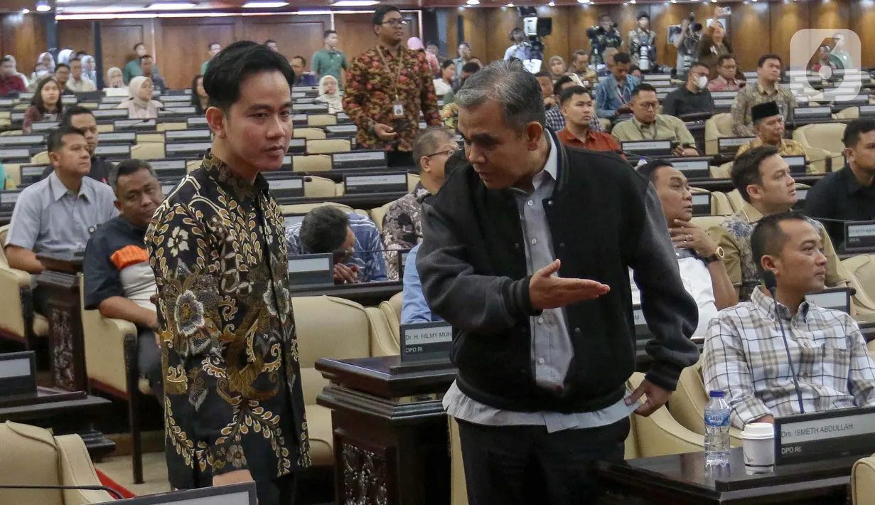 Didampingi pimpinan MPR, Gibran memantau prosesi rangkaian gladi bersih dari layar besar yang ada di depan mimbar. (Liputan6.com/Herman Zakharia)