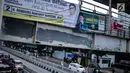 Alat peraga kampanye (APK) terpasang di jembatan penyeberangan orang (JPO) kawasan Mampang, Jakarta, Rabu (27/2). APK masih menghiasi JPO di Ibu Kota meski KPU telah melarang pemasangan di sarana dan prasarana publik. (Liputan6.com/Faizal Fanani)