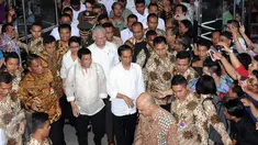 Presiden RI Joko Widodo (kanan) bersama Presiden Republik Filipina ‎Rodrigo Roa Duterte saat tiba di Pasar Blok A Tanah Abang Jakarta, Jumat (9/9). Jokowi mengajak Duterte blusukan di Pasar Tanah Abang. (Liputan6.com/Helmi Fithriansyah)