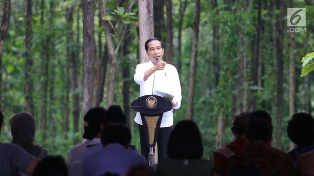Jokowi Berikan SK IPHPS ke Petani Jawa Timur
