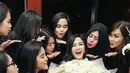 ‘Bridal Shower’ mewah tersebut dihadiri oleh sahabat-sahabat Nina Zatulini yang tampil  mengenakan ‘dresscode’ seragam gaun berwarna hitam. Tampak Nina dikelilingi para sahabatnya yang mengirimkan kecupan untuknya. (via instagram/@thebridedept)
