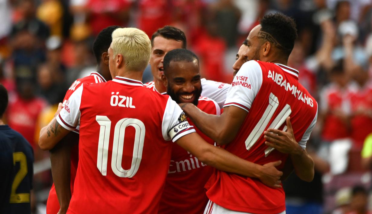 Striker Arsenal Alexandre Lacazette (tengah) berselebrasi dengan rekannya usai mencetak gol ke gawang Real Madrid pada pertandingan ICC 2019 di FedExField, Landover, Maryland (24/7/2019). Madrid menang adu penalti atas Arsenal 3-2 (2-2). (AFP Photo/Andrew Caballero-Reynolds)