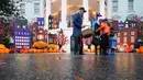 Presiden Amerika Serikat Joe Biden dan Ibu Negara Jill Biden memberi suguhan kepada anak-anak saat perayaan Halloween di South Lawn Gedung Putih, Washington, Amerika Serikat, 31 Oktober 2022. Presiden dan Ibu Negara menjamu anak-anak petugas pemadam kebakaran, perawat, polisi, dan anggota Garda Nasional di Gedung Putih untuk melakukan trik-or-treat. (AP Photo/Alex Brandon)