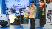 Gubernur Kalimantan Selatan Sahbirin Noor saat meresmikan Stasiun Pengisian Kendaraan Listrik Umum (SPKLU) terbesar di Kalimantan. (foto: Mahfuz)