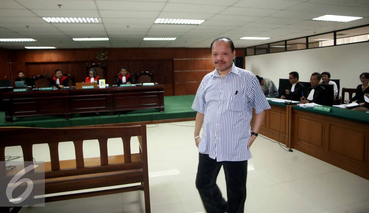 Sutan Bhatoegana saat akan bersaksi dengan terdakwa Waryono Karno di Pengadilan Tipikor, Jakarta, Rabu (1/7/2015). Waryono diduga terlibat korupsi di SKK Migas Kementerian ESDM. (Liputan6.com/Helmi Afandi)