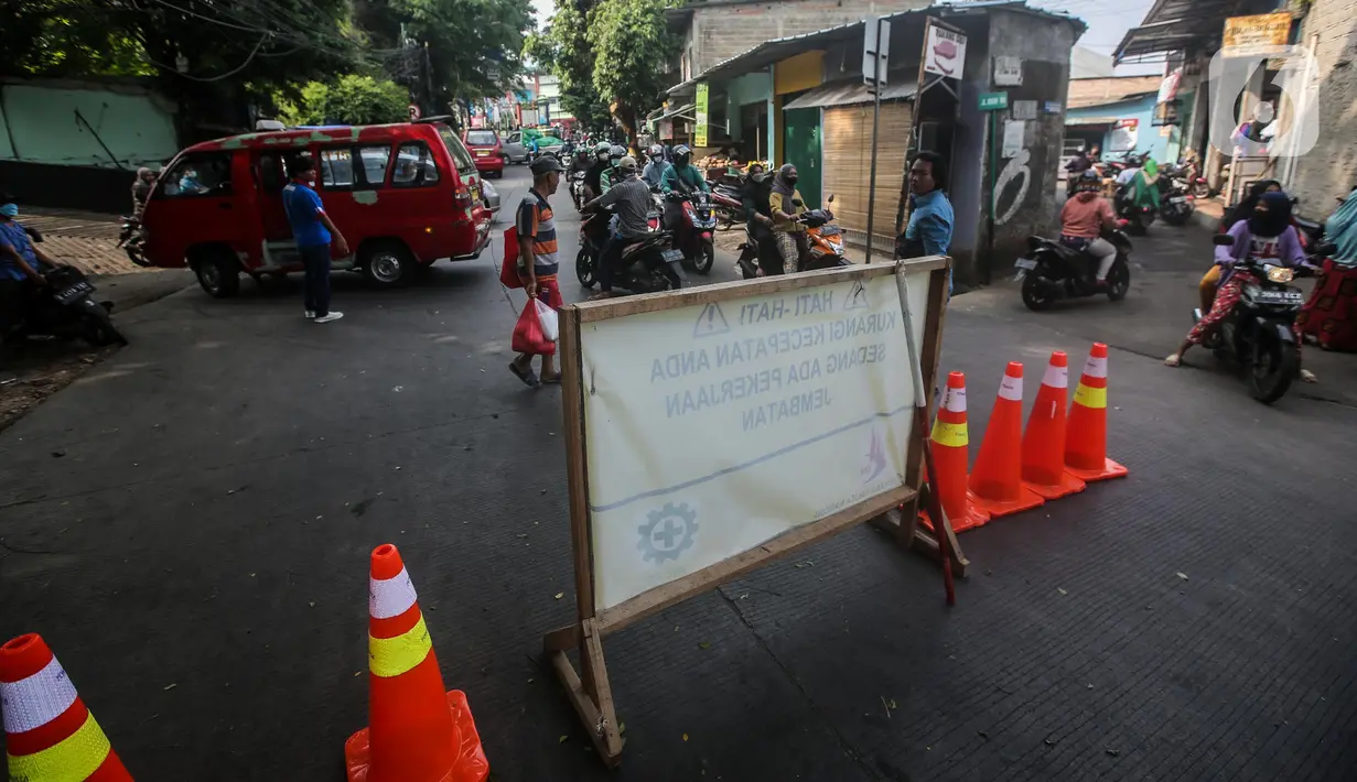 Kondisi lalu lintas sekitar proyek revitalisasi Jembatan Cibubur, Jakarta, Selasa (2/8/2022). Revitalisasi ditargetkan selesai pada 6 November 2022. (Liputan6.com/Faizal Fanani)