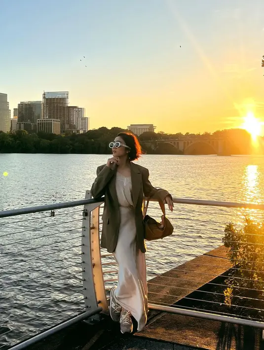 Outfit feminin ini dipadukan dengan blazer cokelat dan sneakers untuk kesan kasual [@febbyrastanty]