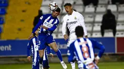 Pemain Real Madrid, Mariano Diaz, duel udara dengan pemain Alcoyano, Jose Solbes, pada laga Copa del Rey di Stadion El Collao, Rabu (20/1/2021). Real Madrid takluk dengan skor 2-1. (AP/Jose Breton)