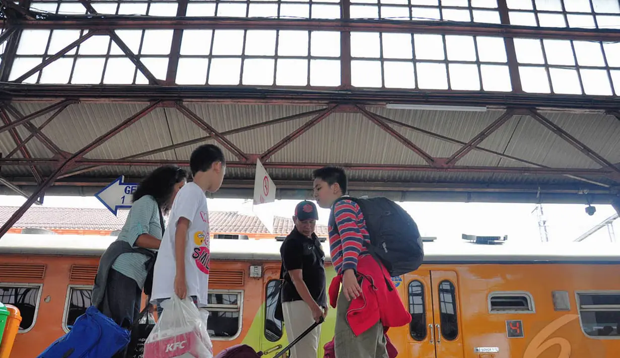 Arus balik dengan menggunakan moda transportasi kereta api akan melonjak pada hari Sabtu (2/8/14) - Minggu (3/8/14). (Liputan6.com/Faizal Fanani)