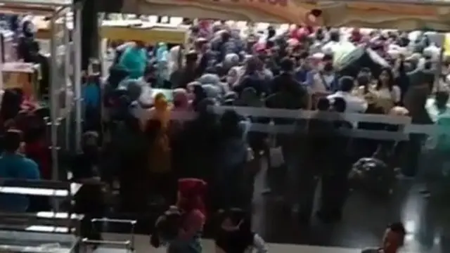 Pengunjung Membludak dan Berkerumun di Depan Mall CBD Ciledug. Instagram/@ciledug24jam