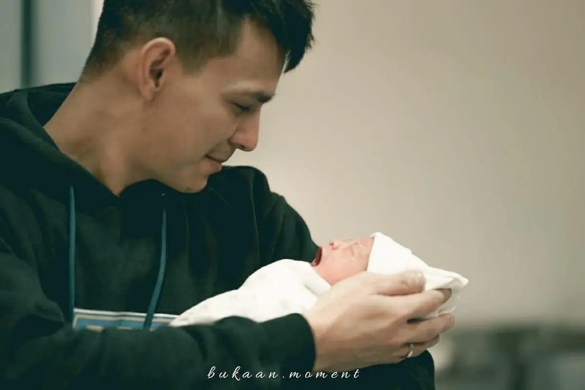 Dikaruniai Anak Pertama, Ini 6 Potret Buah Hati Marcell Darwin dan Fasty Nabila