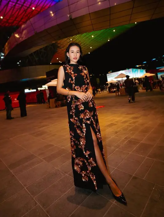 Shenina hadir di BIFF untuk menghadiri premier filmnya berjudul Tale of the Land. Saat world premier, ia elegan mengenakan gaun slit warna hitam sleeveless dengan hiasan bunga 3D keemasan dipadukan heels hitam blink-blink. [@sheninacinnamon]