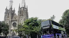 Bus tingkat wisata jurusan Pasar Baru-Bundaran HI melintas di Kawasan Gereja Katedral, Jakarta, (6/10/14). (Liputan6.com/ Faizal Fanani)